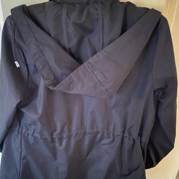 Jones New York Women’s lightweight windbreaker with hood. Size S. New. - Picture 2 of 3